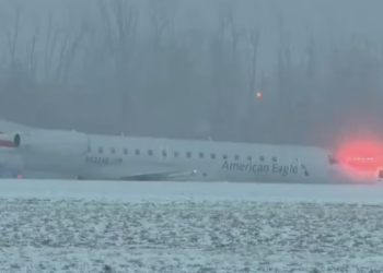 Fuertes nevadas ocasionan que avión se derrape en aeropuerto de Nueva York
